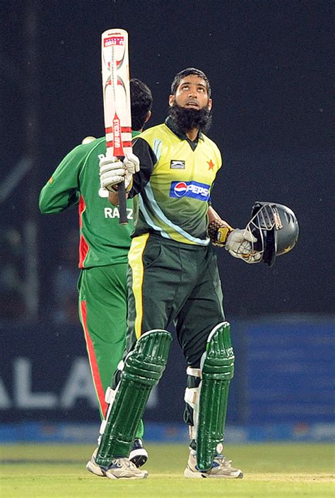 Mohammad Yousuf looks heavenwards after his 15th ODI hundred ...