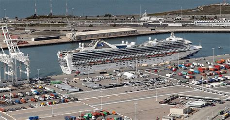 Evacuan a pasajeros con coronavirus de crucero tras atracar en ...