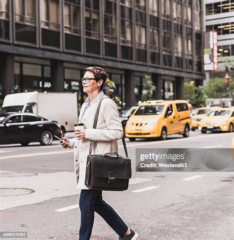 New York Business People Walking 的图像结果