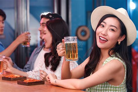 青岛啤酒节启动超10天 啤酒大蓬内每天嗨不停 美女喝酒也疯狂