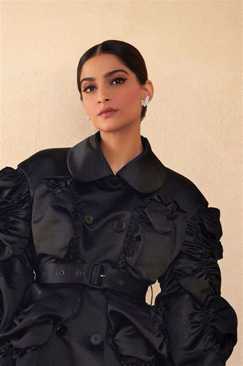 Celebrity-Approved Collar Ideas Worth Incorporating In Your Wardrobe ...