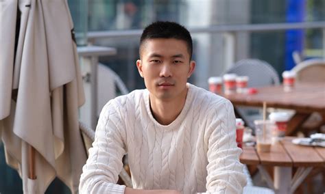 24 Potongan Rambut Keriting Pria Terkeren Wajib Coba! | AllThingsBeauty