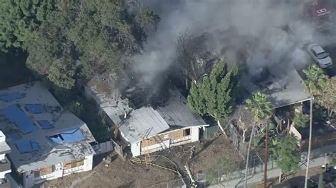 Fire breaks out at multiple homes in Hollywood | FOX 11 Los Angeles