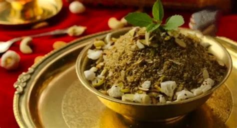 पंजीरी लड्डू रेसिपी | पंजीरी लड्डू सर्दियों का पौष्टिक आहार | Panjiri ...