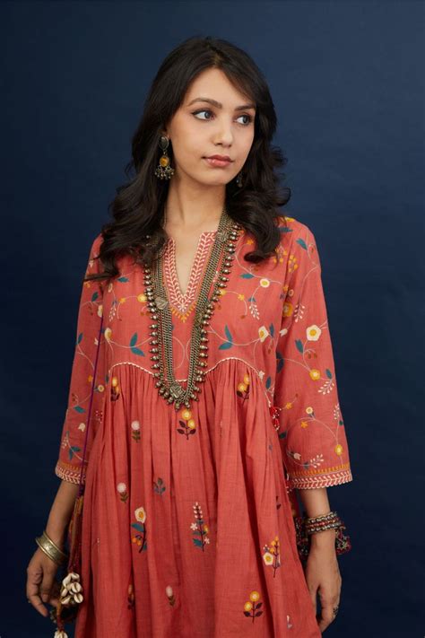 Handspun, handwoven cotton kurta set with wavy empire waistline and ga ...