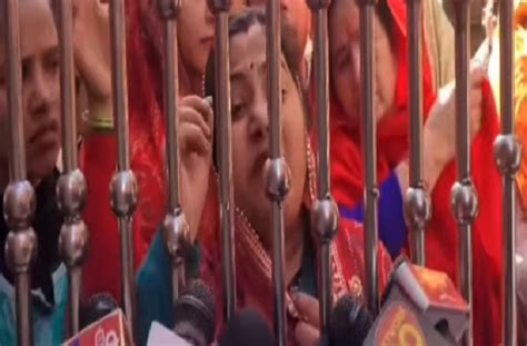 VIDEO:बांके बिहारी मंदिर में सेवायतों से बदसलूकी, प्रशासनिक अधिकारियों ...