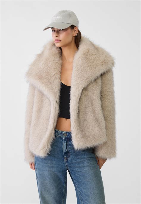 Cropped faux fur jacket - Women's fashion | Stradivarius United Kingdom
