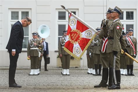 Andrzej Duda kończy prezydenturę. Pożegnanie współpracowników, wojska i powrót do Krakowa ...