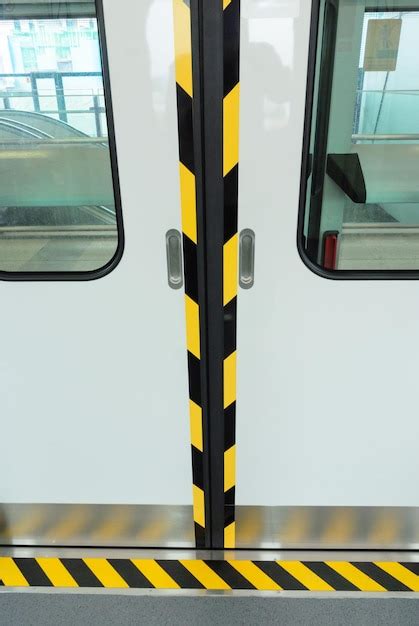 Local Train Closed-Door 的图像结果