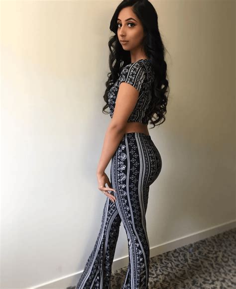 Sexy in black [X-Post from /r/LegalTeens] : r/GirlsInFlarePants