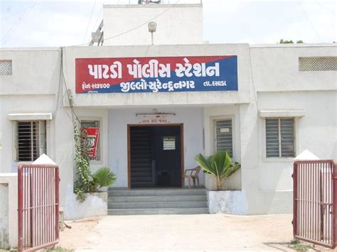 In Patdi Panthak, two Isms of the village pressed the face of the ...