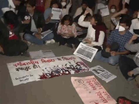 Rahul Gandhi criticises govt for detaining citizens protesting Delhi ...