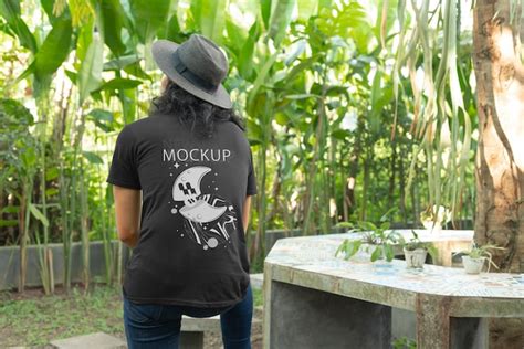Person wearing t-shirt mock-up with back view | Premium PSD