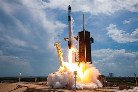 精彩瞬间：带你回顾SpaceX载人火箭发射升空的历史性时刻 - 财富中文网