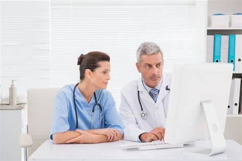 Doctors looking at computer | Premium Photo