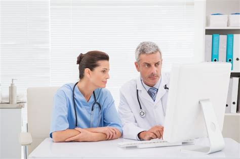 Doctors looking at computer | Premium Photo