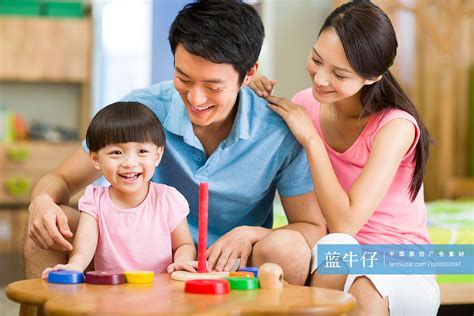 快乐一家三口玩玩具-蓝牛仔影像-中国原创广告影像素材