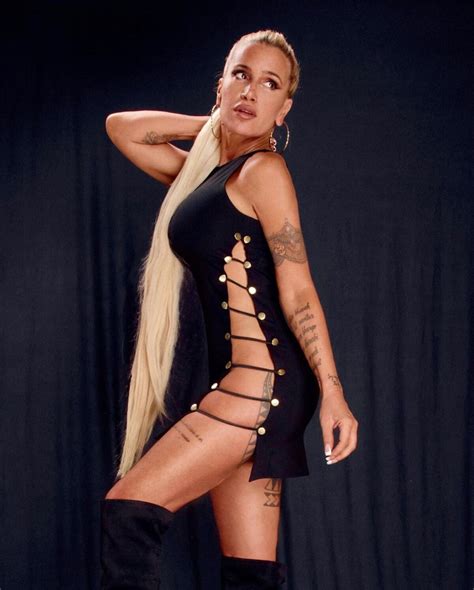 Flor Peña sorprendió con un arriesgado vestido ‘cut out’: “Lo atamos’ con alambre”