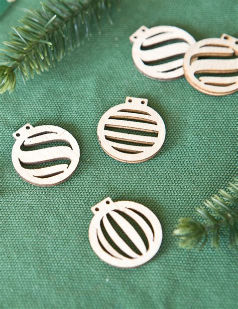 18 opengewerkte houten confetti kerstballen 2,5 x 2,3 cm - Partyversiering