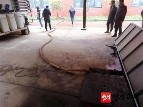 图省事废水直排雨水管网，扬州仪征一企业违法排污被逮现行_腾讯新闻