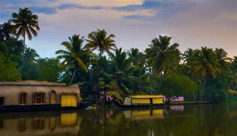10 Beautiful Backwater Destinations To Visit in Kerala - lifeberrys.com