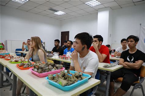 郑州西亚斯学院教外国留学生们包粽子，了解中国传统习俗-中华网河南