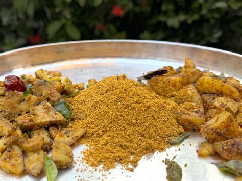 Idichu Pota Podi (Spicy Curry Masala) - Girija Paati