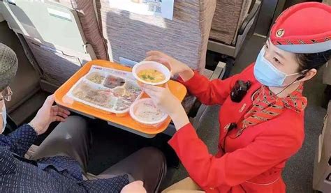 春运故事：列车上的移动厨房 大年三十也包饺子吃_新闻中心_中国网