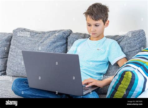Child Using Computer 的图像结果
