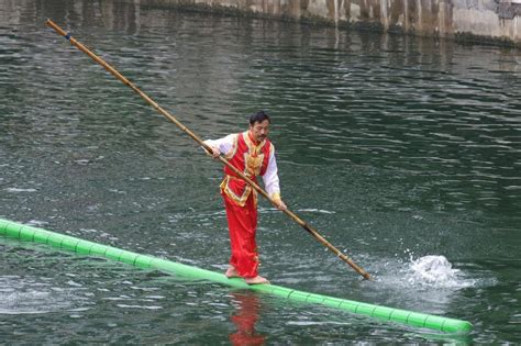 在水上“独竹漂” 竹竿上做俯卧撑-社会-中国·彭水网