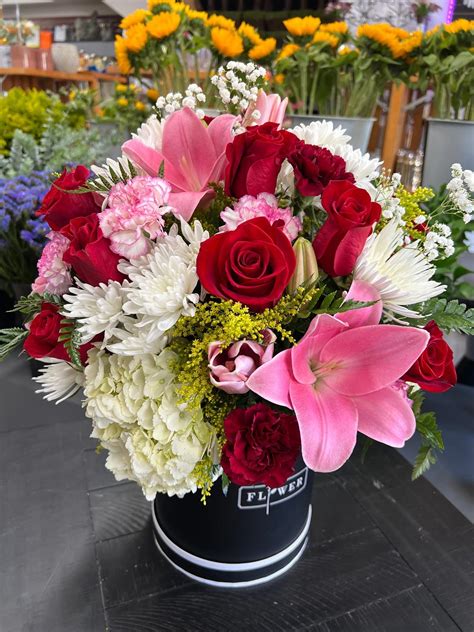 Blooms Box – Vivian's Flower Market