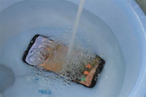 手机掉水里了怎么办？ - 学识吧