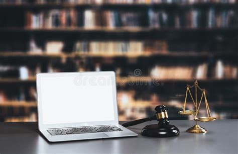 Empty Computer Shop 的图像结果