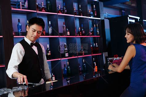 个酒吧带来的年轻女服务员高清图片下载-正版图片300022356-摄图网