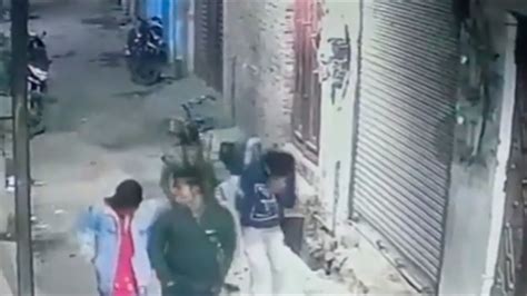 离奇一幕：印度男子散步时打喷嚏过几秒突然倒地不幸身亡 - YouTube