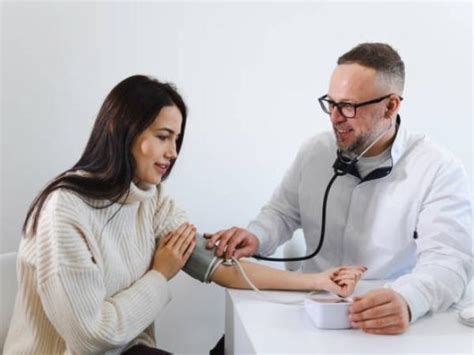 Hypertension: हाई ब्लड प्रेशर के लक्षण, कारण और प्रकार के साथ जानिए ...