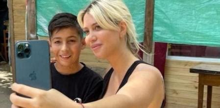 Wanda Nara le compró una torta al famoso niño pastelero argentino