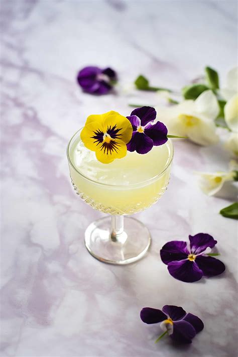 7 Gorgeous Edible Flower Garnishes for Cocktails | Edible flowers ...