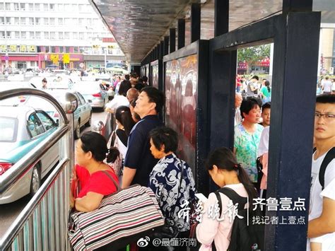 济南站打车还是很愁人，乘客排队排三层