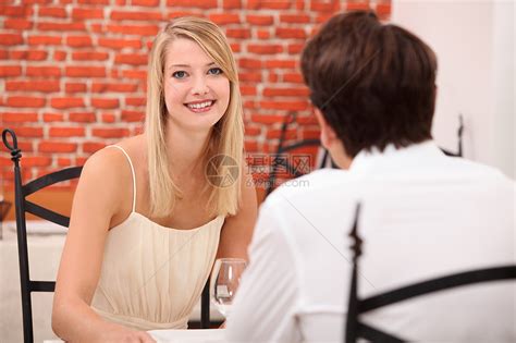 在餐馆约会的情侣咖啡店微笑女士伙伴夫妻女朋友女孩男性女性餐厅高清图片下载-正版图片321245784-摄图网