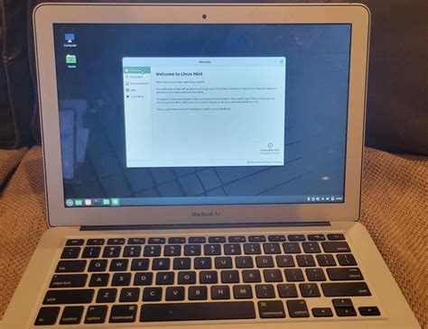 I installed Linux Mint on an old MacBook Air I had! : r/linuxmasterrace