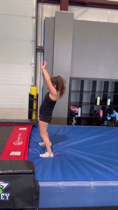 Kids Backbends Shorts 的图像结果