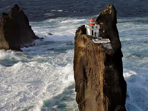 समंदर के बीच है ये नुकीला रहस्यमयी टापू