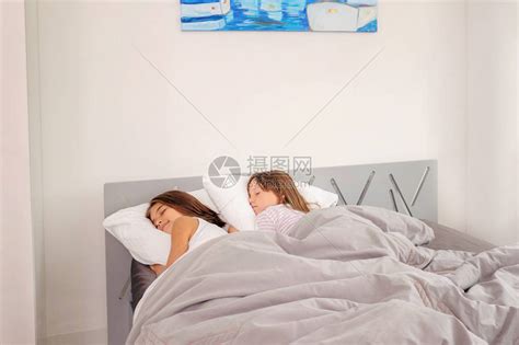 梦见两个年轻女孩在家中的清晨美梦房间床高清图片下载-正版图片503058768-摄图网