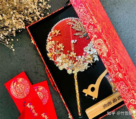 订婚礼拿什么礼物最新素材