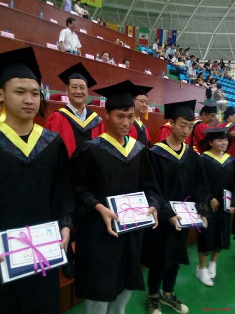 体育学院2011级学生领取毕业证学位证 - 学院新闻 - 南昌理工体育学院欢迎您