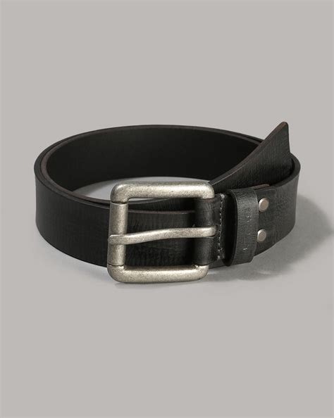 Textured Metropolitan Leather Belt with Buckle closure