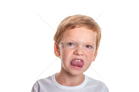 语音治疗概念小男孩为正确发音进行锻炼白背景隔离高质量照片等高清图片下载-正版图片504047870-摄图网