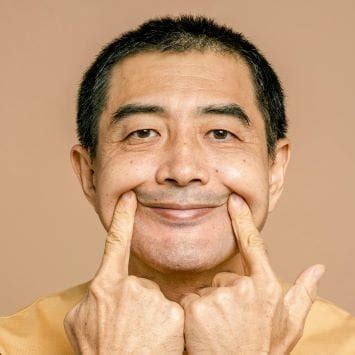 Understanding Man Smiling 的图像结果