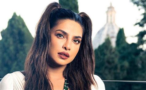 प्रियंका चोपड़ा ने अपने 20 साल पुराने लुक का उड़ाया मजाक, जानते हैं किस ...